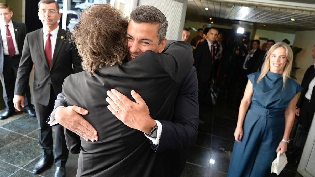 El abrazo entre el presidente Javier Milei y su par paraguayo, Santiago Peña, previo al acuerdo del Mercosur con la Unión Europea.