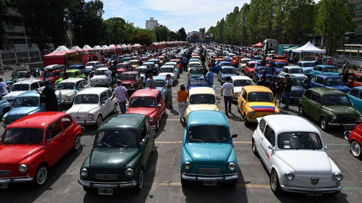 La caravana de los Fiat 600 está cerca de ser reconocida como un redord Guinness.