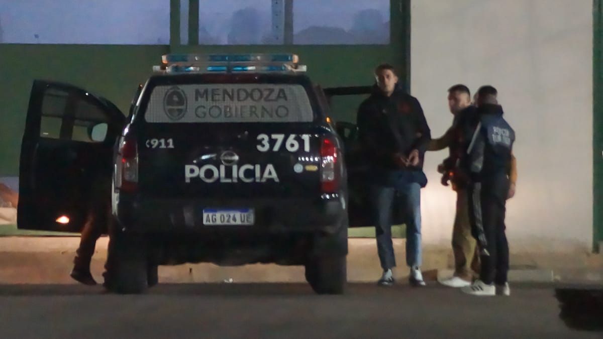 Oscar Jegou, de frente, observa a través de la reja donde hay una gran cantidad de periodistas, fotógrafos y camarógrafos. Foto: Nicolás Rios.