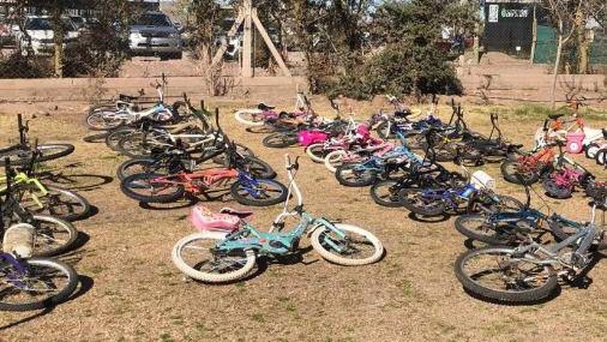 Mucha gente solidaria donó bicicletas y otros tantos pusieron manos a la obra para repararlas. Mucha gente solidaria donó bicicletas y otros tantos pusieron manos a la obra para repararlas.