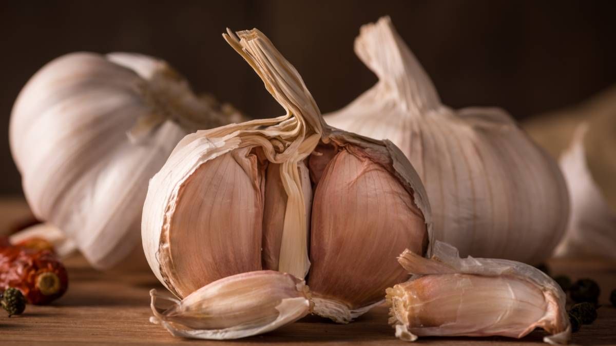 Ajo, uno de los "ingredientes" para atraer el dinero, según la creencia del Feng Shui. Ajo, uno de los "ingredientes" para atraer el dinero, según la creencia del Feng Shui.