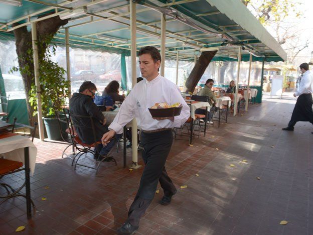 Por la crisis, bajan la facturación y el flujo de clientes en bares y restoranes locales de Mendoza