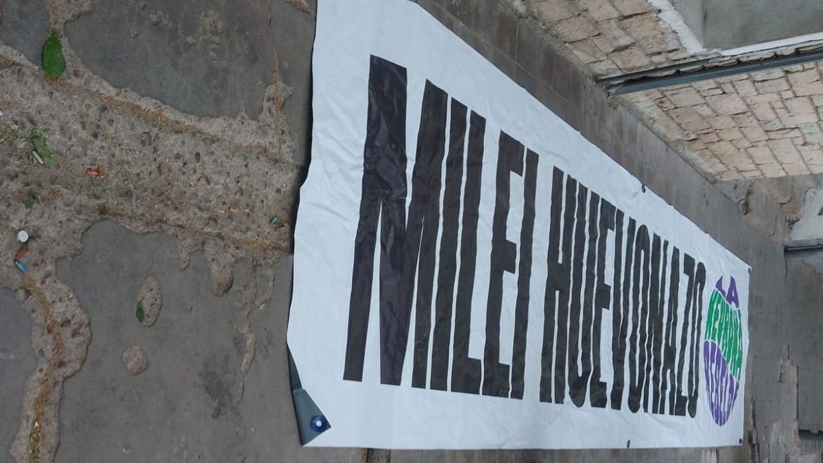 El cartel estaba dedicado a Javier Milei y su militancia, y la autoría sería de una organización conocida como La neurona Rebelde. 