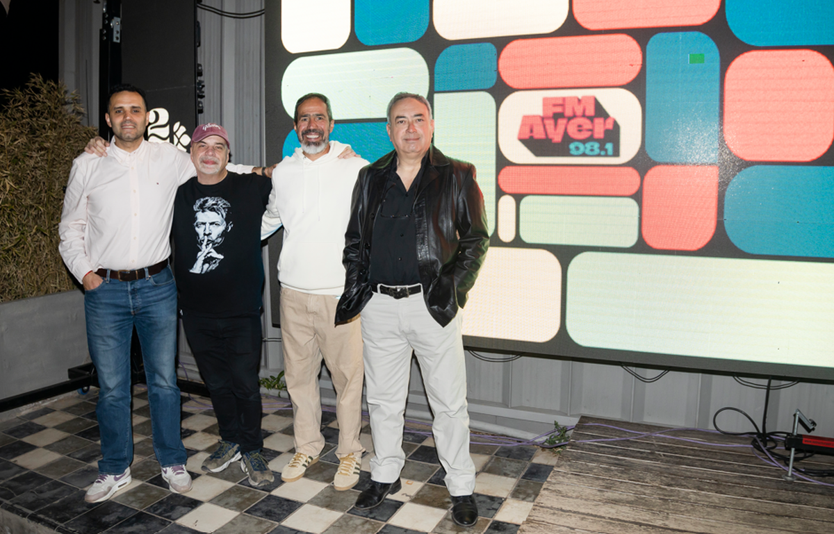 Pablo Galera, Cristian Gambetta, Orlando Pizarro y Marcelo Tobares, integrantes del equipo de FM AYER, presentes en la gran noche de festejo.  
