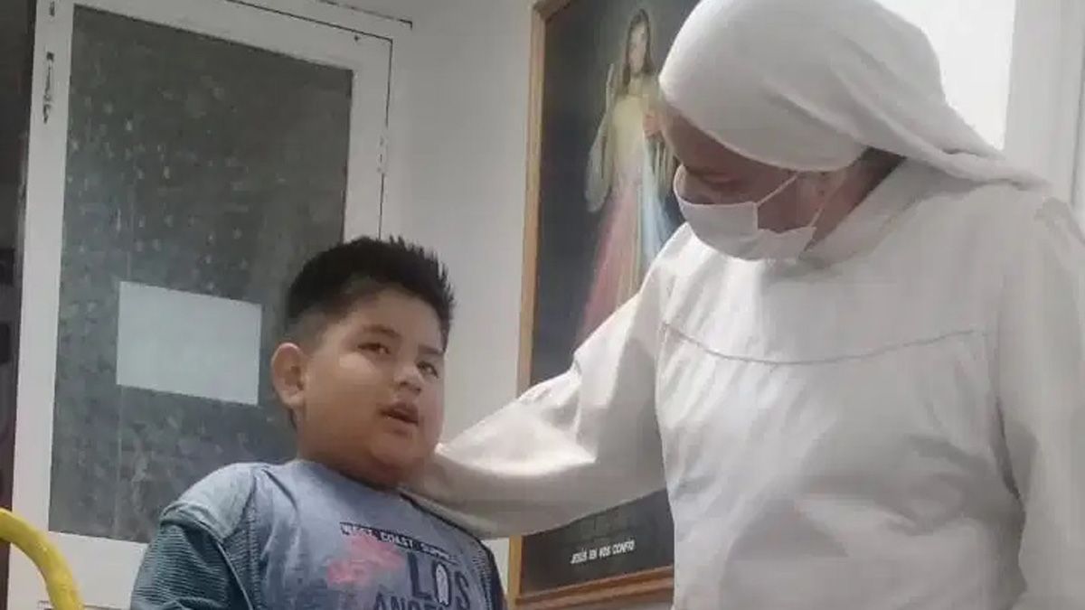 Lorenzo Cuestas, de 6 años, con Sor Norma, en el Hospital Notti.