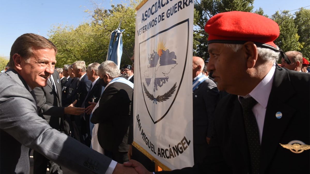 El gobernador Rodolfo Suarez saluda a veteranos de la guerra de Malvinas.
