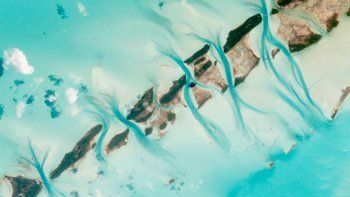 Foto desde el espacio muestra un avión sobre las Bahamas