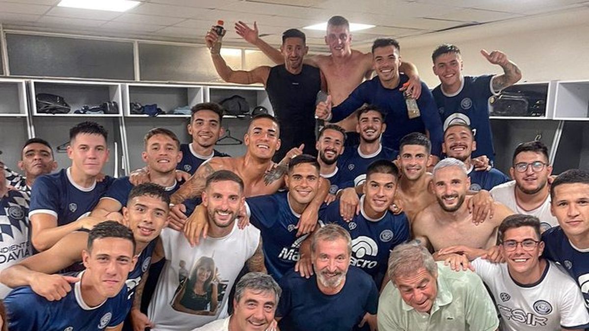 Los jugadores de Independiente Rivadavia festejaron el triunfo ante Aldosivi junto al presidente Daniel Vila.
