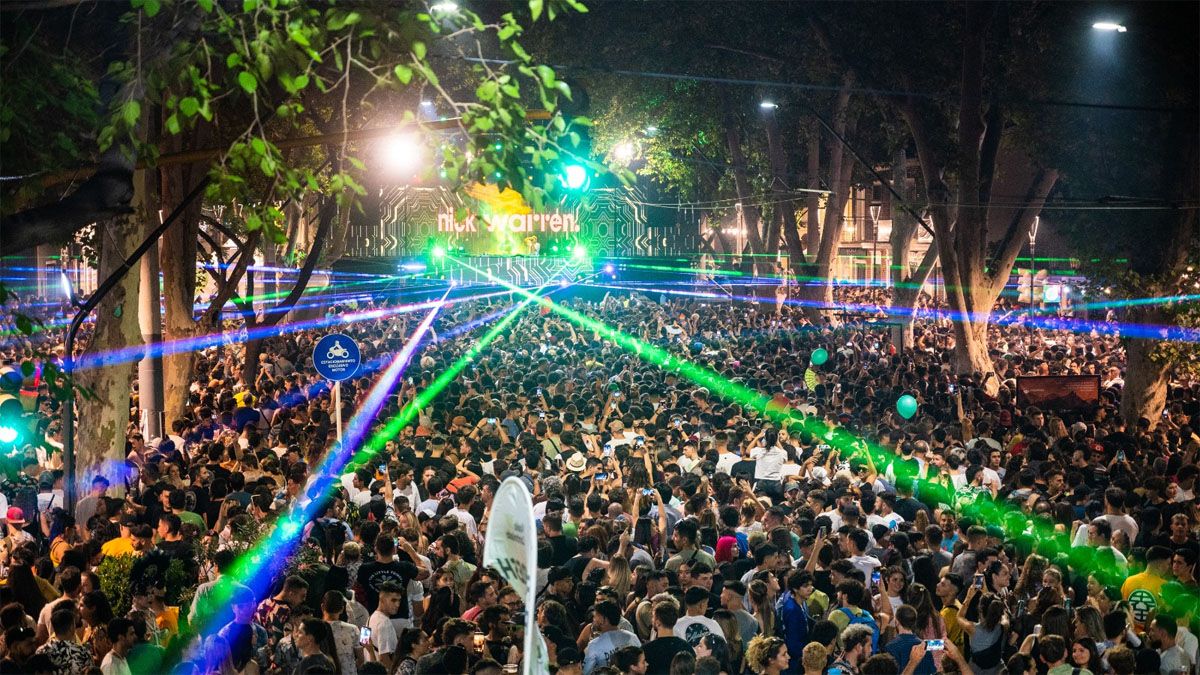 Cientos de mendocinos y turistas disfrutaron de una noche a pleno show en la Arístides Villanueva.