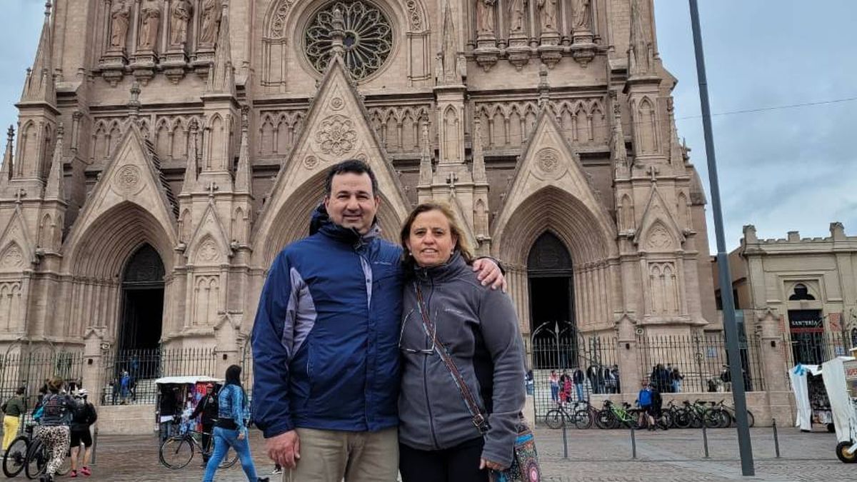 Mariela Zavaroni es católica y practicante. Aquí junto a su esposo Fernando Ghellinaza en Luján.