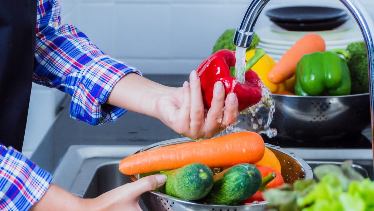 Las verduras deben ser bien lavadas, principalmente si se van a consumir crudas, para evitar infecciones Las verduras deben ser bien lavadas, principalmente si se van a consumir crudas, para evitar infecciones 