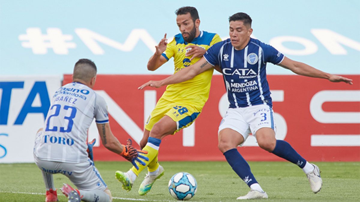 El mendocino Lucas Gamba, de Central, enfrenta a Leonel González y Nelson Ibáñez.