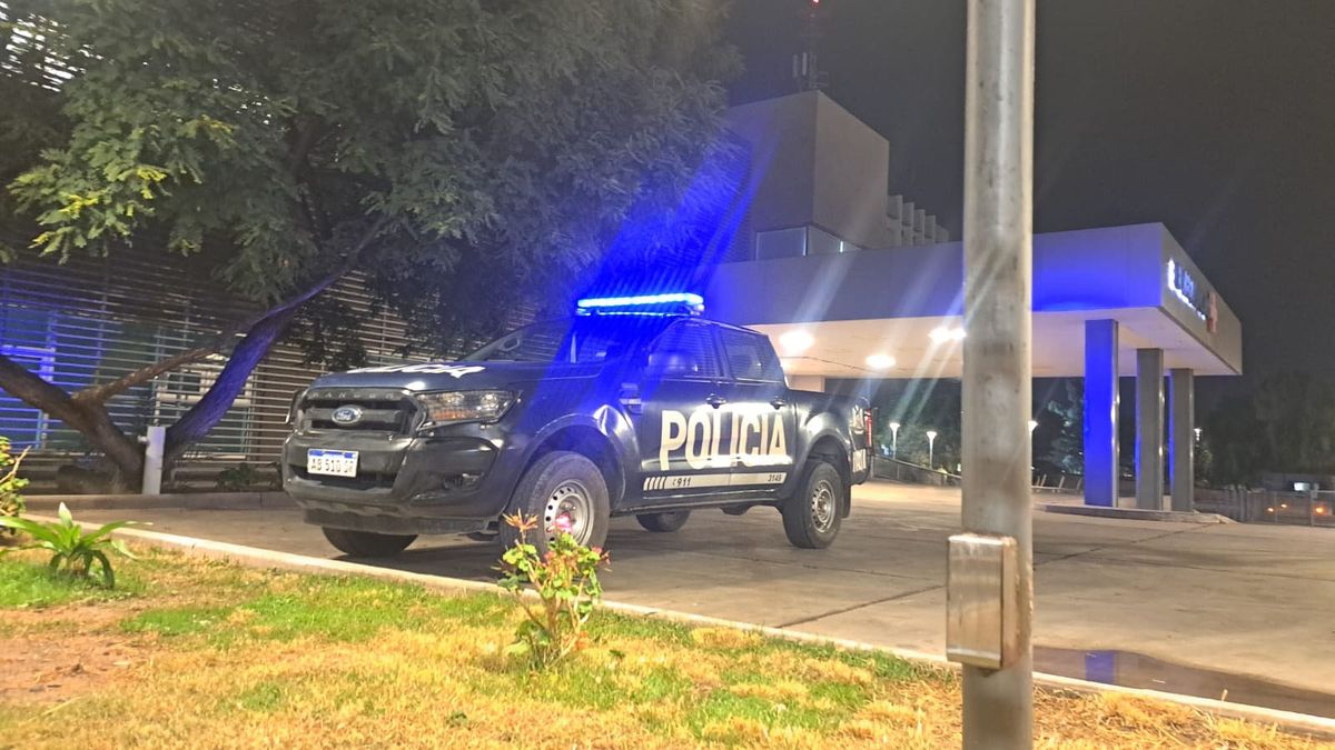 Colegas y compañeros del policía Leandro Torres lo acompañaron en el Hospital Central. Colegas y compañeros del policía Leandro Torres lo acompañaron en el Hospital Central.