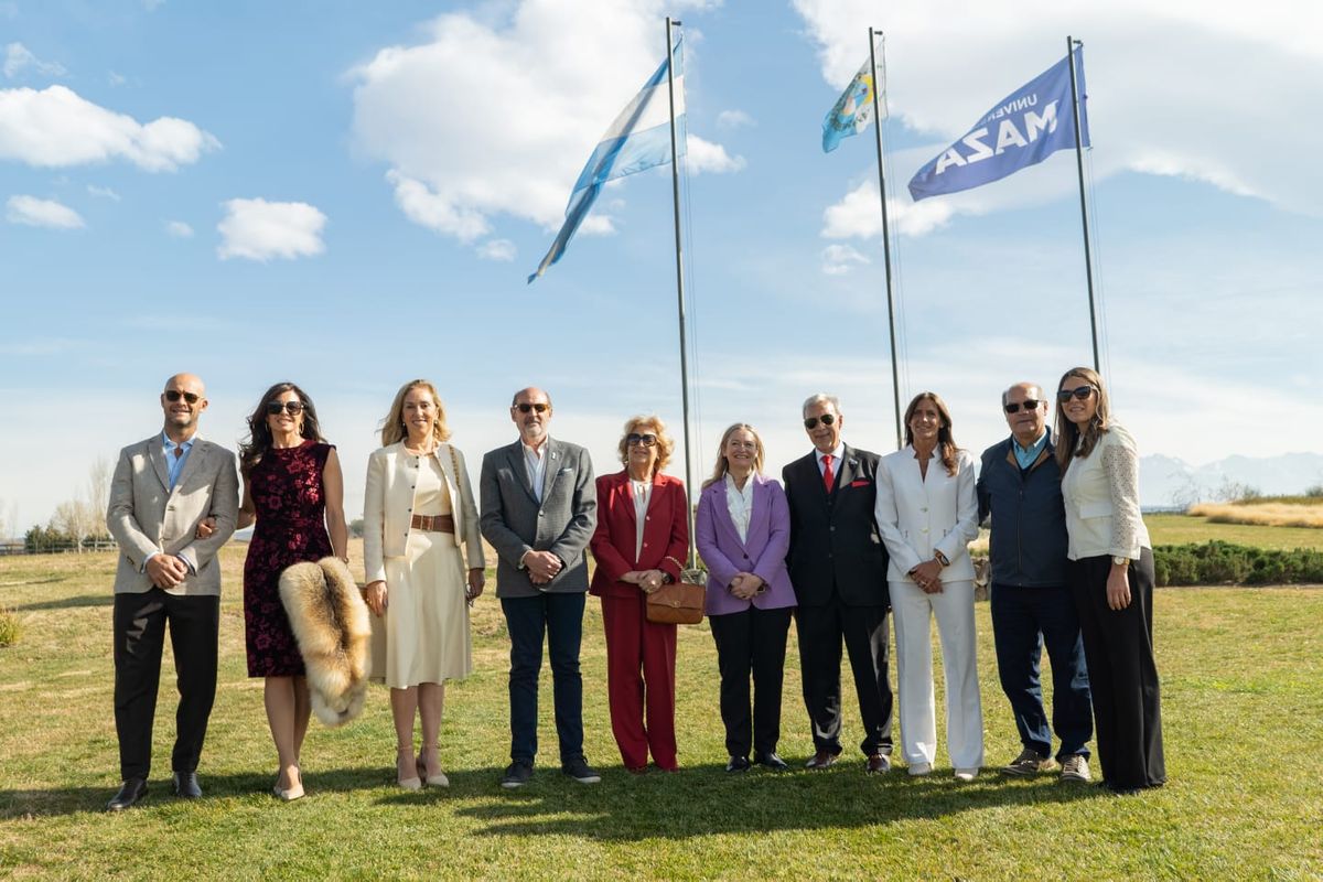 Autoridades e invitados en el evento de presentación del programa.