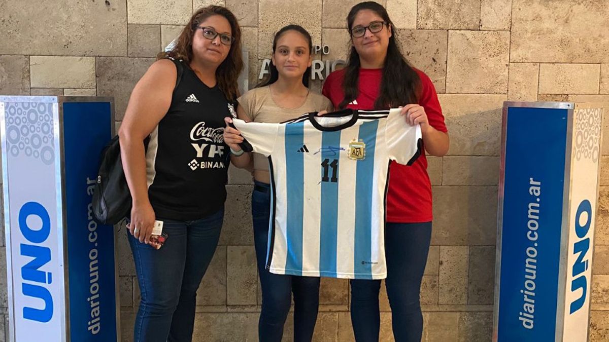 Ariadna Giselle Cattaneo (a la izquierda) y sus dos hijas retiraron el gran trofeo en la sede de Grupo América.