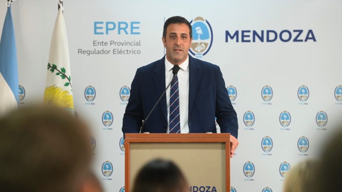 Cristian Azar reemplaza a Andrea Salinas en la presidencia del Ente Provincial Regulador Eléctrico (EPRE). Cristian Azar reemplaza a Andrea Salinas en la presidencia del Ente Provincial Regulador Eléctrico (EPRE).
