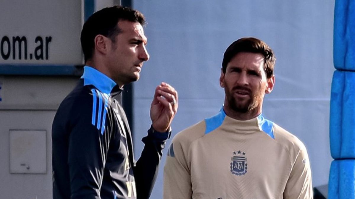 Scaloni y Messi en la práctica.