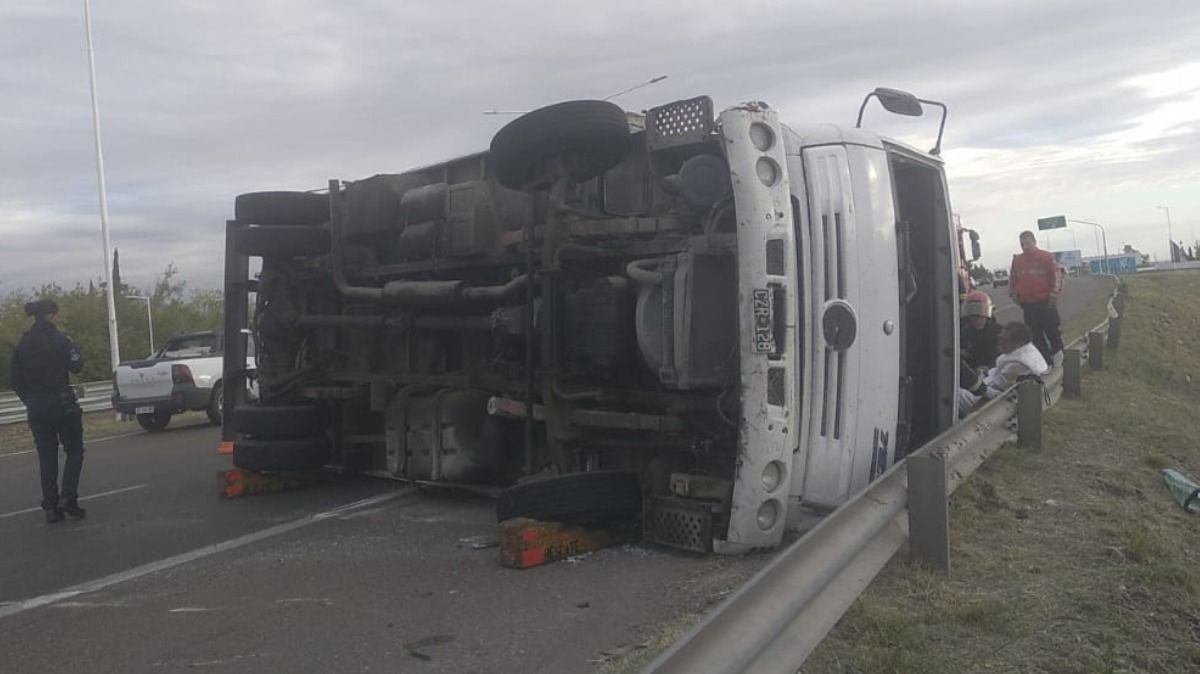 Volcó un camión con carne y el accidente complicó el tránsito en Acceso Sur