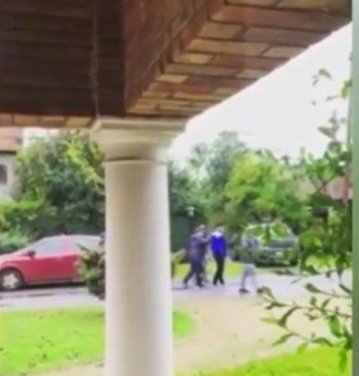 Maradona, caminando con ayuda, devolvió el saludo de un niño.