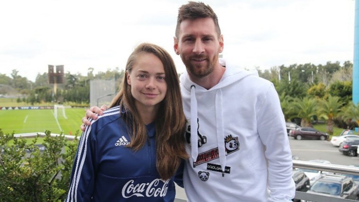 Dos cracks: Estefanía Banini con Lionel Messi en el predio de Ezeiza