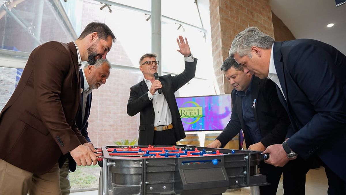 Algunos políticos jugaron al metegol antes de la llegada del presidente Javier Milei al Centro de Congresos de San Rafael.