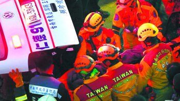 Hallaron con vida a 5 personas, a más de dos días del terremoto en Taiwán