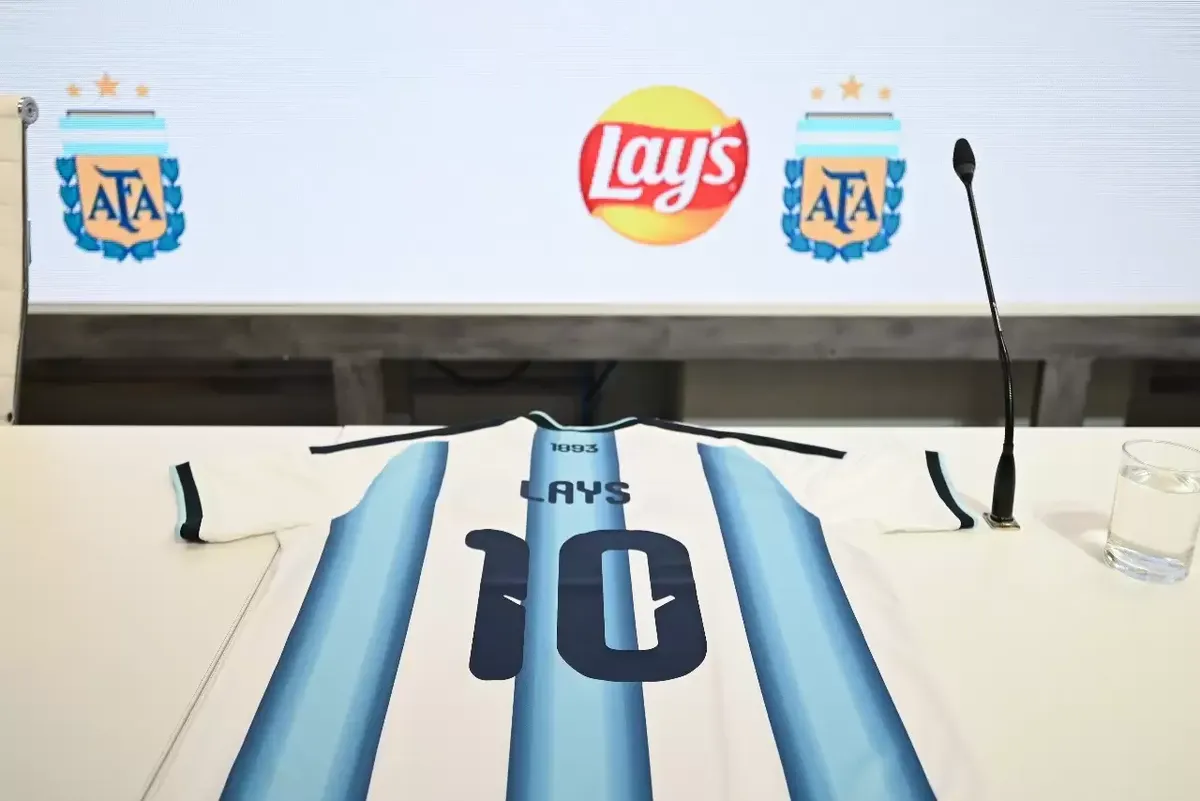La Selecci&oacute;n argentina present&oacute; a su nuevo aliado comercial.
