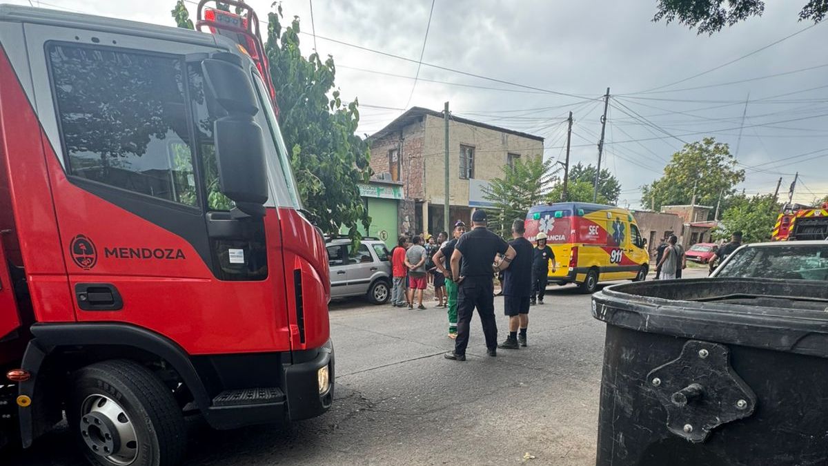 Bomberos del Cuartel Central, Voluntarios de Guaymallén, y los médicos de una ambulancia del SEC trabajaron en el operativo. Bomberos del Cuartel Central, Voluntarios de Guaymallén, y los médicos de una ambulancia del SEC trabajaron en el operativo.