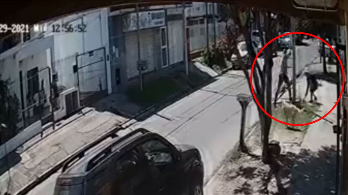 Jubilado corrió con un machete a un joven porque no bajó la música