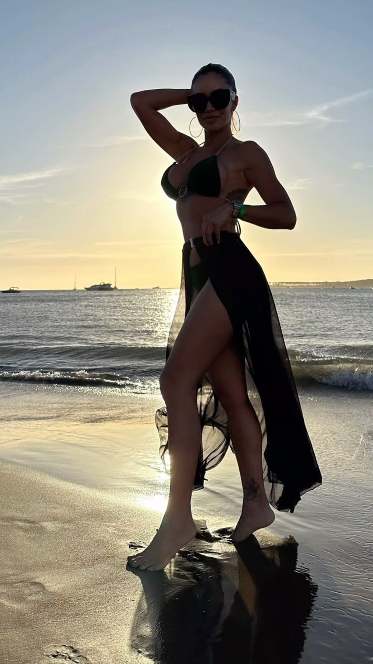 Desde la playa, Claudia Ciardone confirma que es la reina de las ultra transparencias.