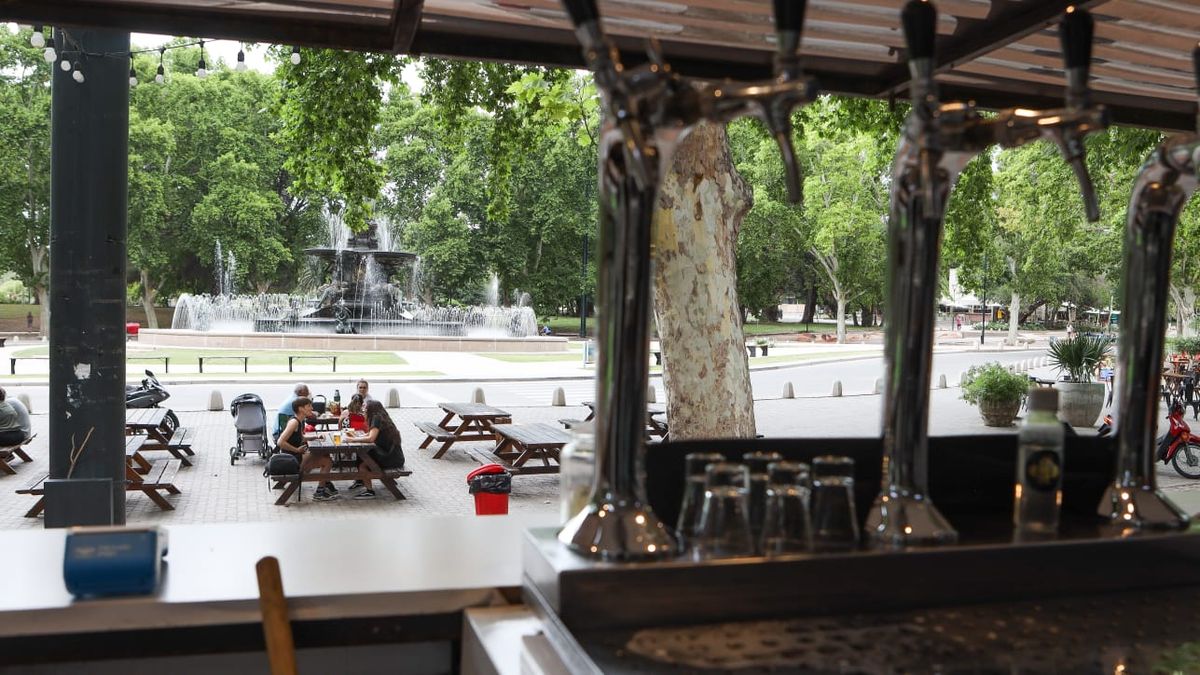 Cada concesionario del Parque General San Martín tiene la obligación de disponer de baños públicos. Cada concesionario del Parque General San Martín tiene la obligación de disponer de baños públicos.