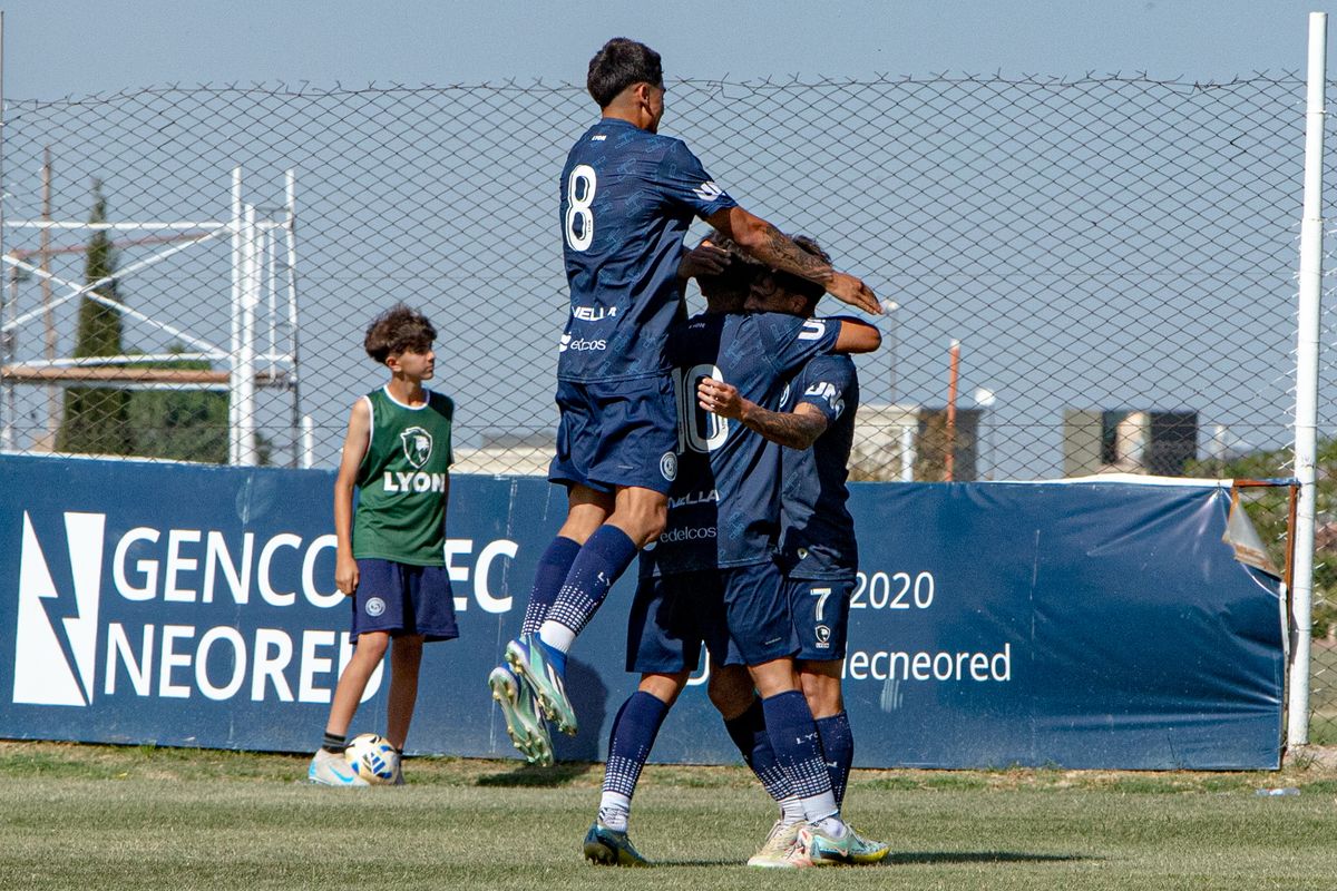 Independiente Rivadavia ganó como local en Ciudad Deportiva.