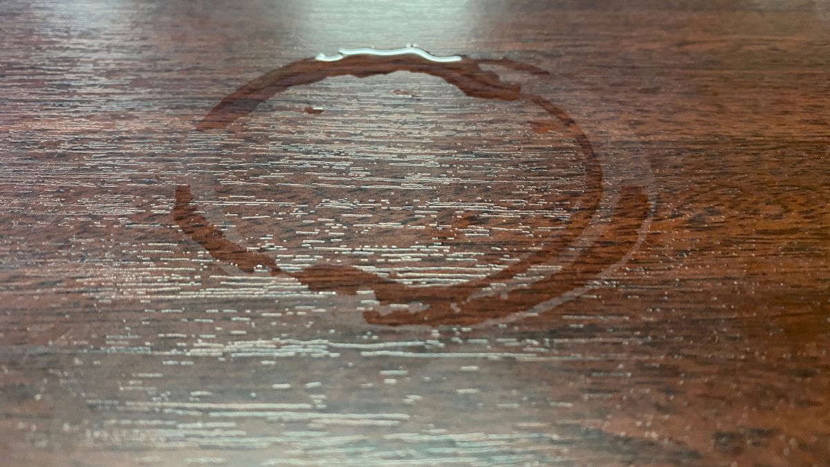 Cómo eliminar las manchas de agua de los muebles de madera