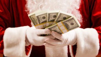 Papá Noel robó un banco y repartió el dinero entre los vecinos al grito de ¡Feliz Navidad!