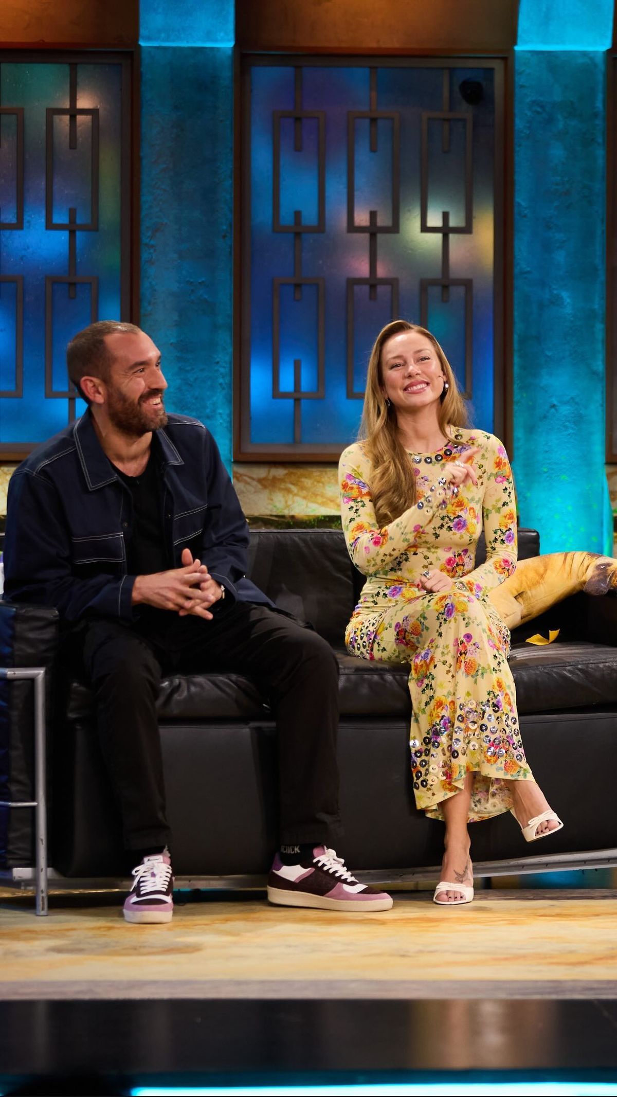 Ester Expósito confirma que es la reina del print floral en clave ultra XS y paraliza el otoño europeo.