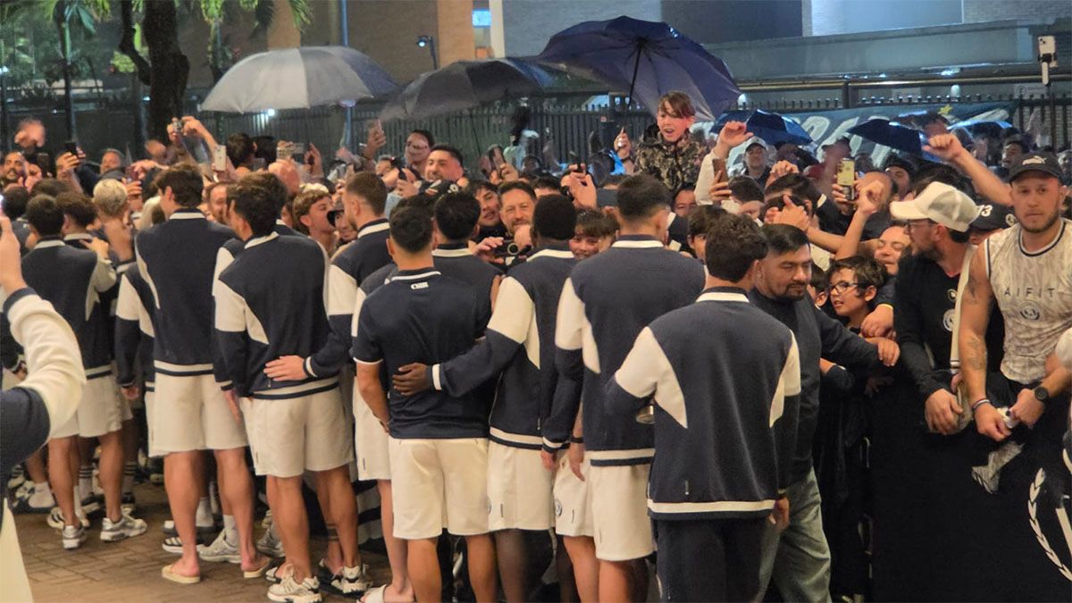 Los jugadores de la Lepra salieron del hotel a saludar a los hinchas.