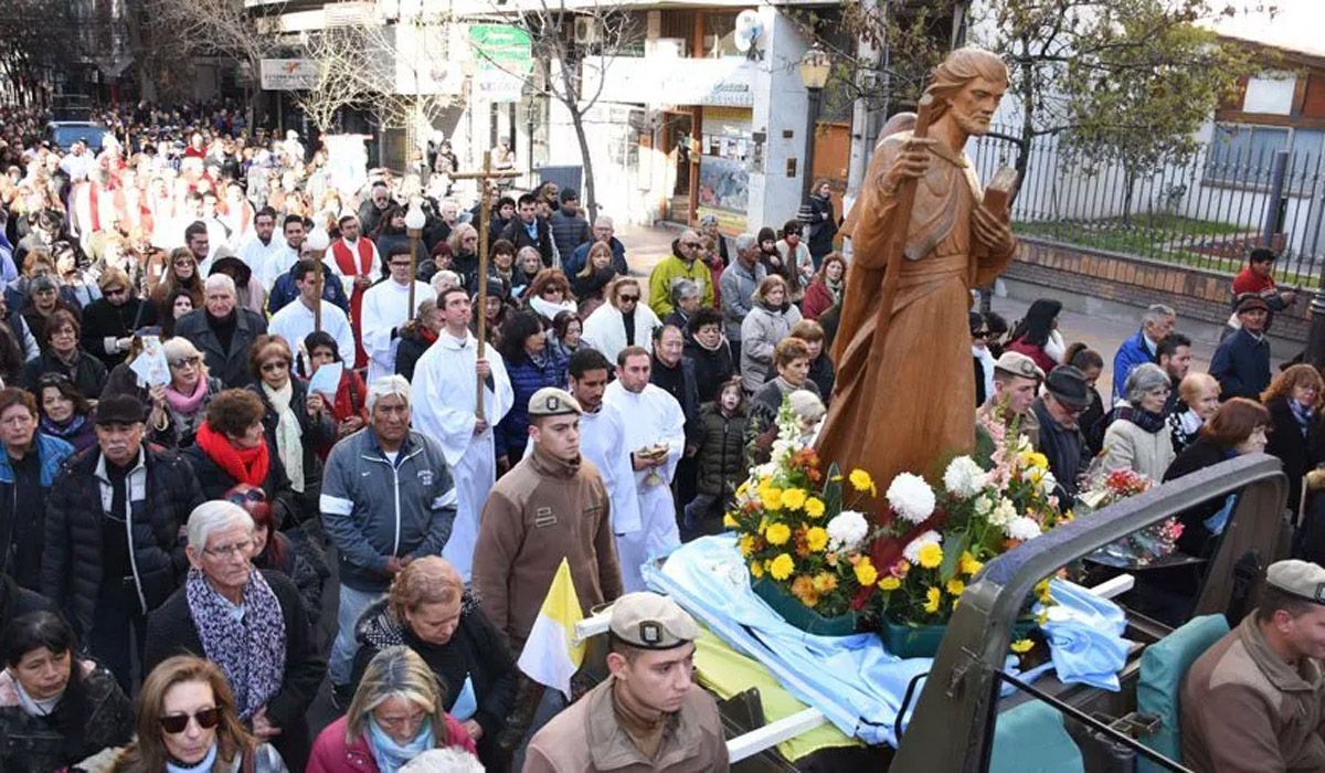 La tradición oral mendocina dice que si no se saca a la imagen del Santo Patrono Santiago en procesión cada 25 de julio