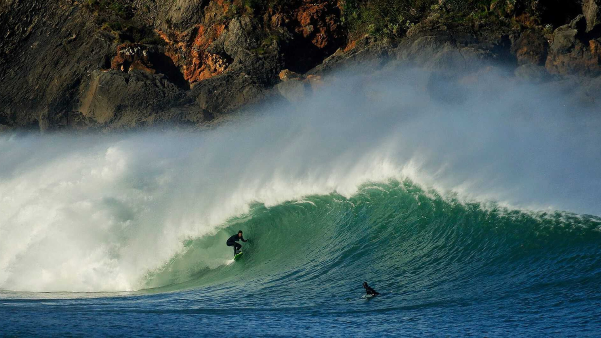 Este pueblo de España se destaca por ser considerado uno de los mejores sitios para surfear potentes olas de izquierda del mundo.