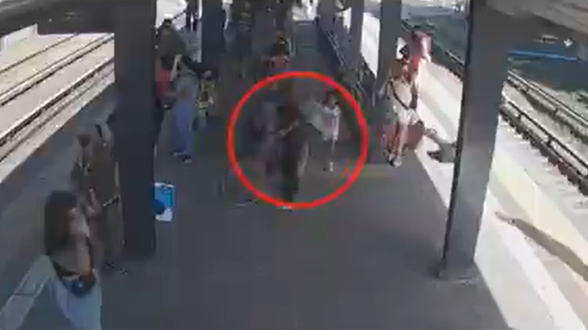 El cartonero con la bici y atrás la pequeña Maia.
