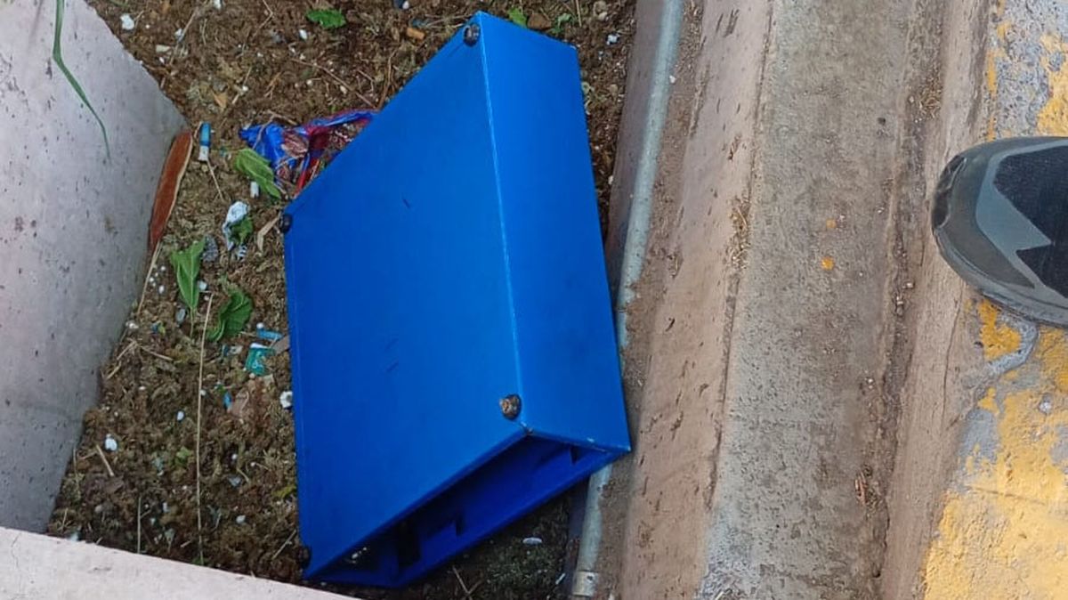 Los delincuentes dejaron la caja registradora de un café de Capital vacía en una acequia. Los delincuentes dejaron la caja registradora de un café de Capital vacía en una acequia.