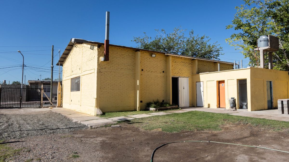 Además de actividades deportivas, culturales y sociales como gimnasia, karate, taekwondo, zumba, crossfit y teatro, En este espacio también se dictan talleres de costura, marroquinería, carpintería textil abiertos a los vecinos y vecinas del barrio y la comunidad en general.