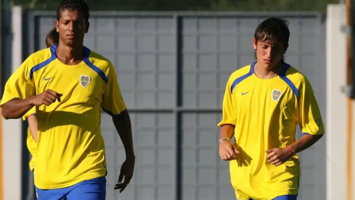 Fredy Guarín está en la foto con el mendocino Neri Cardozo en una práctica de Boca.