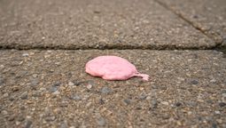 Cómo eliminar los chicles pegados en el piso con aceite de cocina