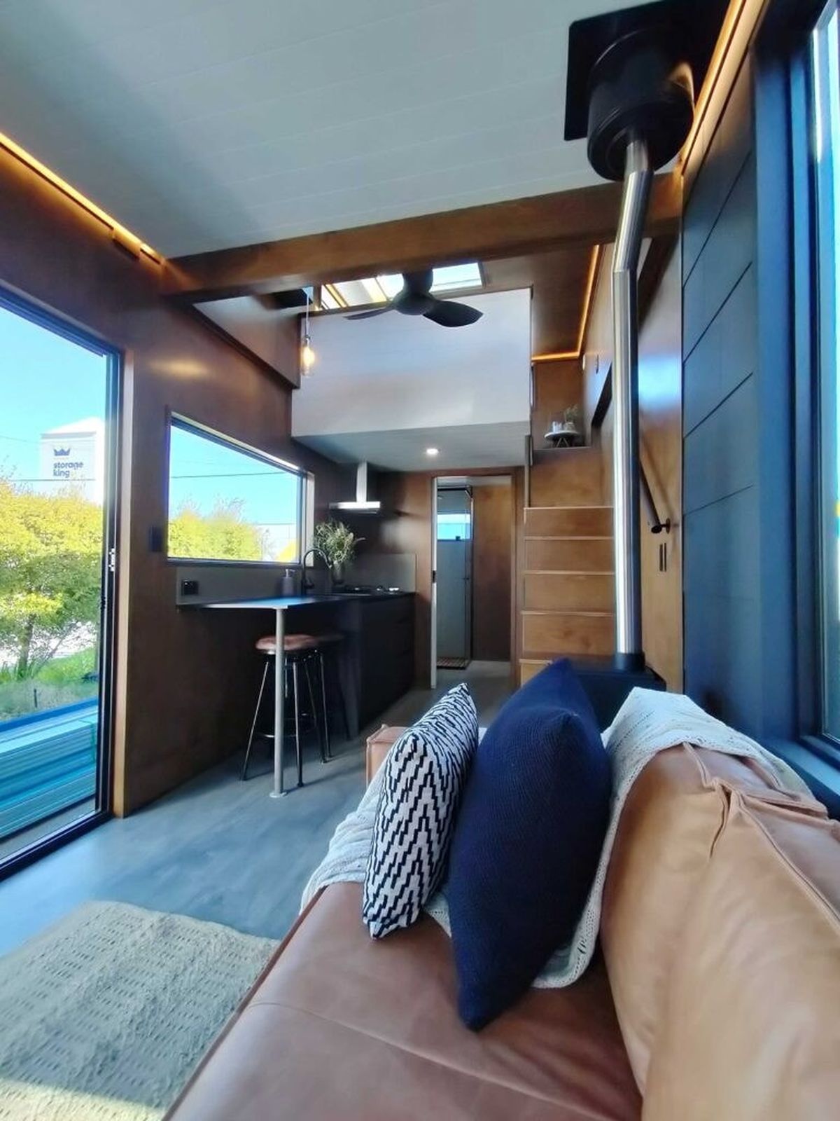 El interior de esta tiny house lo tiene todo.