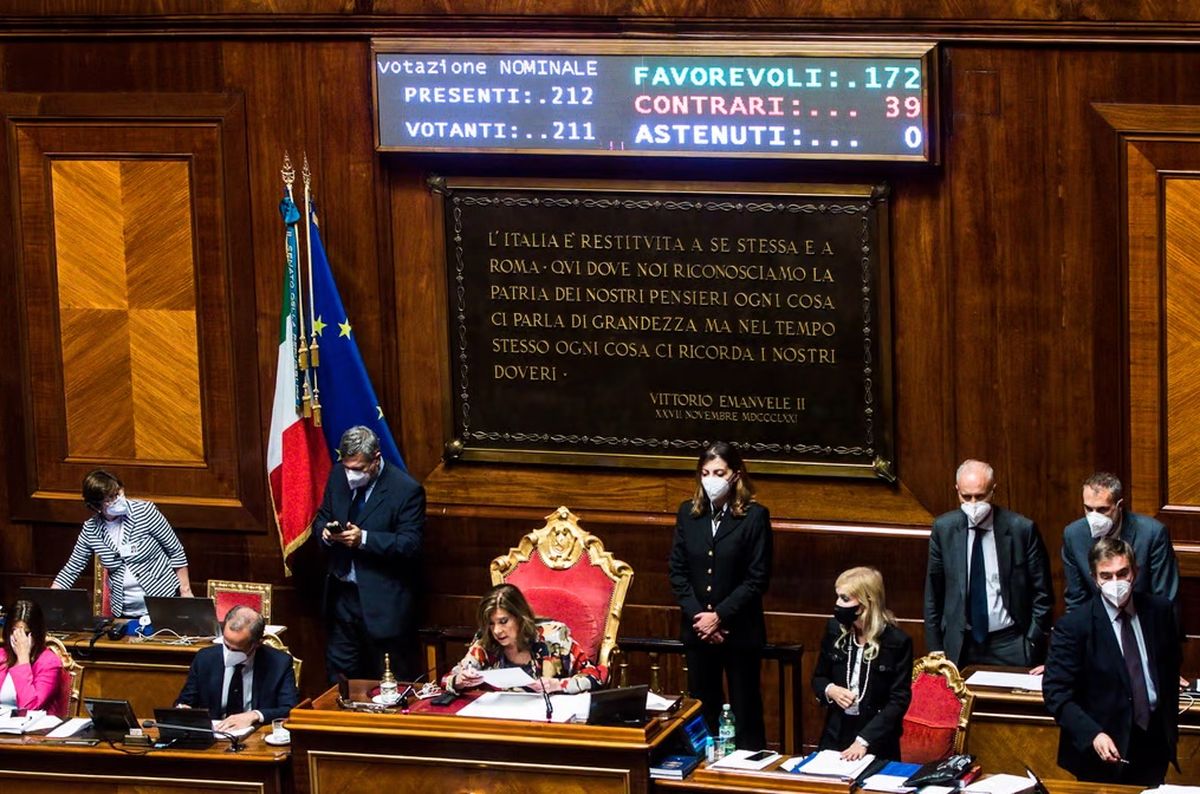 La encarnizada lucha que se ha desatado en el Parlamento italiano, provocó la renuncia del primer ministro Mario Draghi