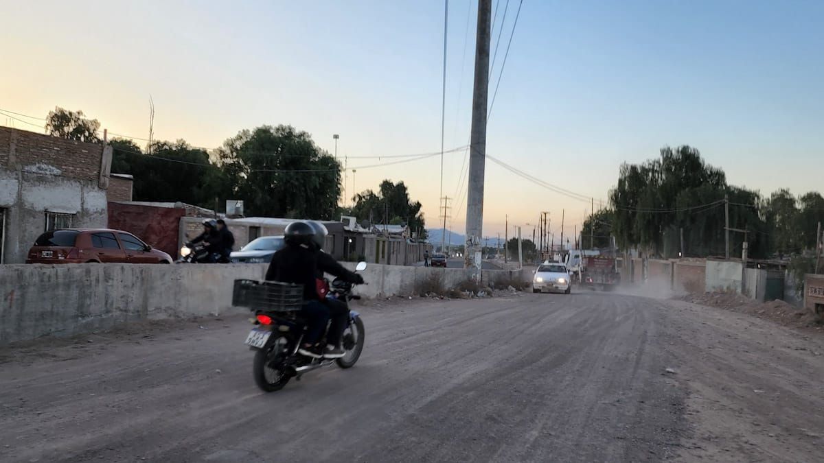 La Cooperativa Eléctrica trabaja en las conexiones clandestinas en la zona del Campo Pappa, en Godoy Cruz, para colocar las luminarias públicas y luego asfaltar.