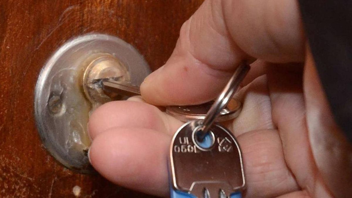 Dejar la llave en la cerradura durante la noche puede ser contraproducente. Dejar la llave en la cerradura durante la noche puede ser contraproducente.