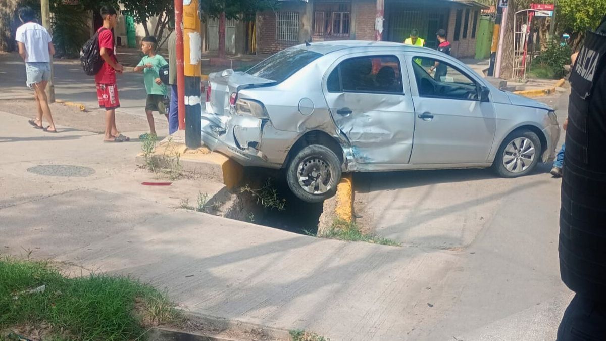 El Volkswagen Voyage terminó con la parte trasera en la acequia. Era conducido por una mujer de 39 años. El Volkswagen Voyage terminó con la parte trasera en la acequia. Era conducido por una mujer de 39 años.