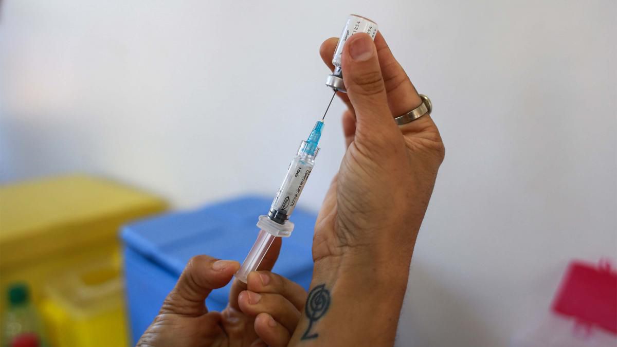 Russo aseguró que la vacuna es segura y eficaz, pero no sirve para mitigar el brote. Russo aseguró que la vacuna es segura y eficaz, pero no sirve para mitigar el brote.