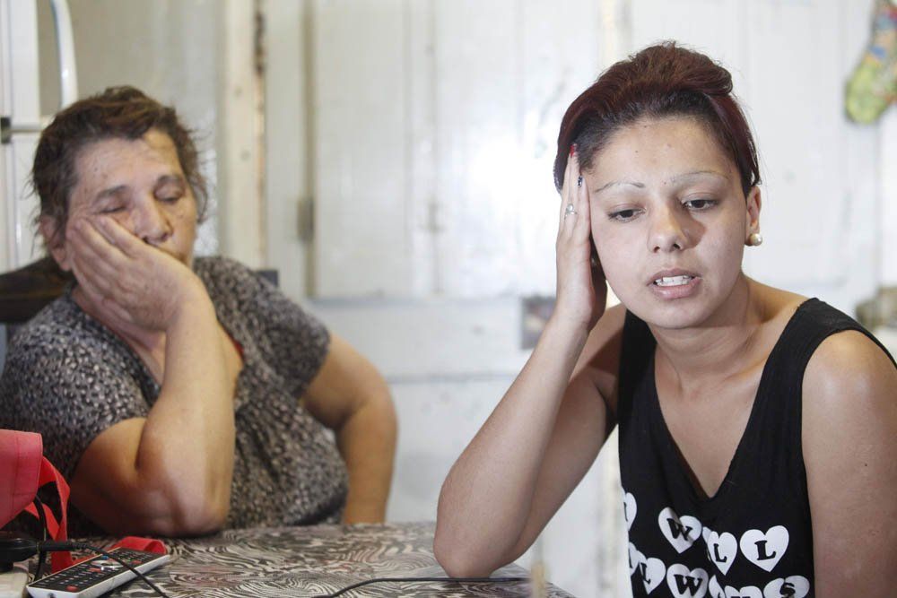 El solía tomar del cuello a mi madre  y la levantaba  contra la pared